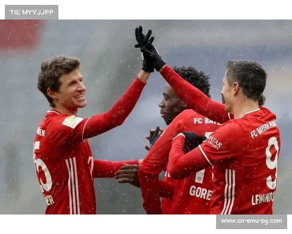 特写镜头：弗赖堡主场大雪中作战，球员球衣与足球颜色对比鲜明